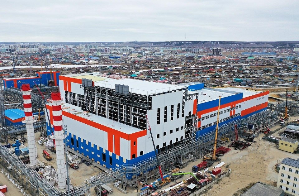 В главном корпусе возводимой РусГидро ТЭС «Туймаада» (2-я очередь Якутской ГРЭС-2) энергостроители Нацпроектстроя установили на фундамент генератор первой…