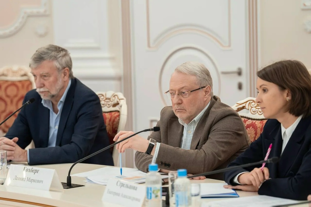 Валерий Фальков провел стратсессию по обсуждению ключевых показателей эффективности внедрения ИИ в сфере науки и образования.