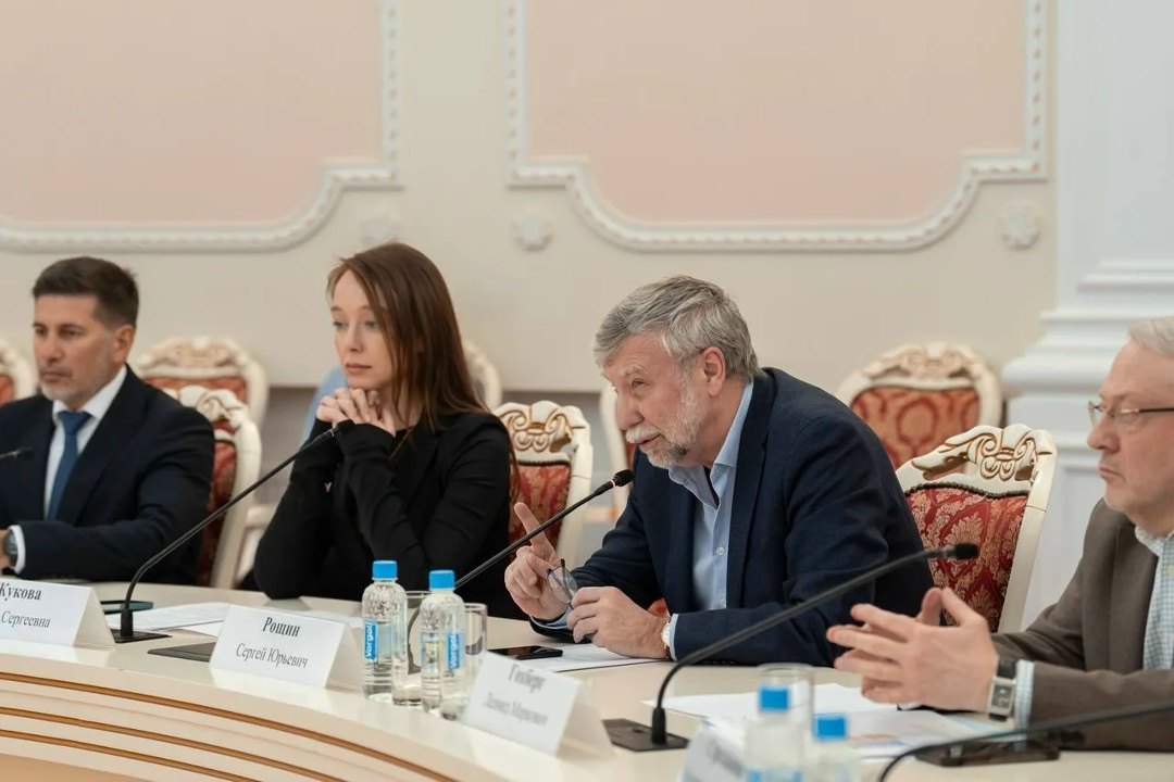 Валерий Фальков провел стратсессию по обсуждению ключевых показателей эффективности внедрения ИИ в сфере науки и образования.