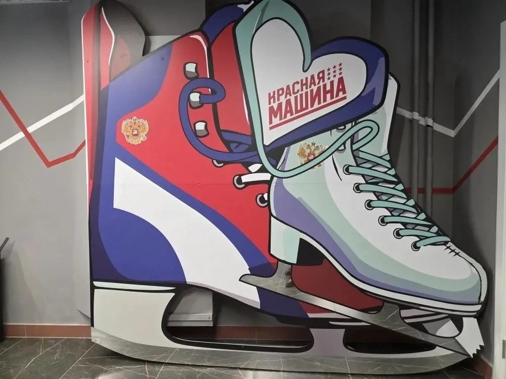 В хоккей играют настоящие машины При поддержке ЛУКОЙЛа в новом зимнем спортивном комплексе в Перми оформлено мотивирующее арт-пространство для нового поколения…