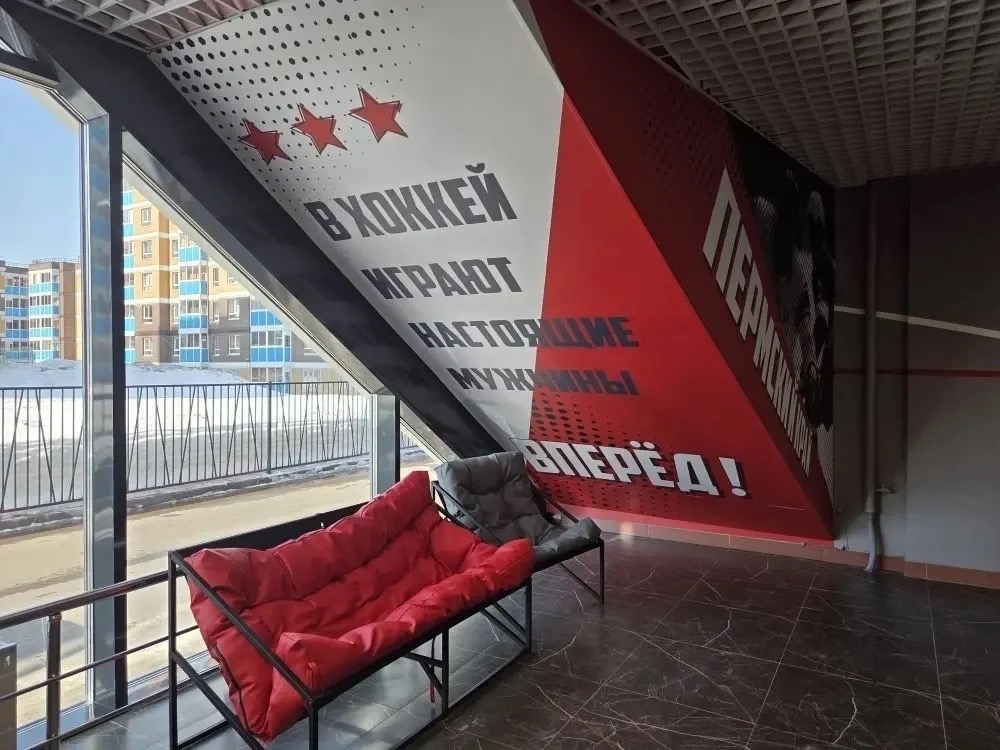 В хоккей играют настоящие машины При поддержке ЛУКОЙЛа в новом зимнем спортивном комплексе в Перми оформлено мотивирующее арт-пространство для нового поколения…