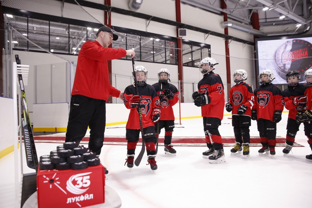 В хоккей играют настоящие машины При поддержке ЛУКОЙЛа в новом зимнем спортивном комплексе в Перми оформлено мотивирующее арт-пространство для нового поколения…