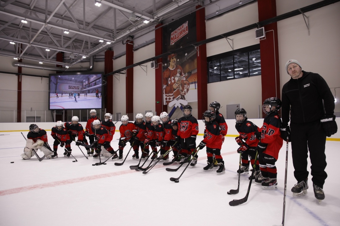 В хоккей играют настоящие машины При поддержке ЛУКОЙЛа в новом зимнем спортивном комплексе в Перми оформлено мотивирующее арт-пространство для нового поколения…