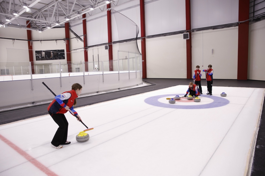 В хоккей играют настоящие машины При поддержке ЛУКОЙЛа в новом зимнем спортивном комплексе в Перми оформлено мотивирующее арт-пространство для нового поколения…