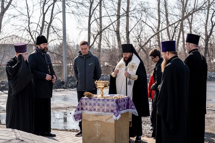 ММК помог восстановить третий поклонный крест на въезде в Магнитогорск