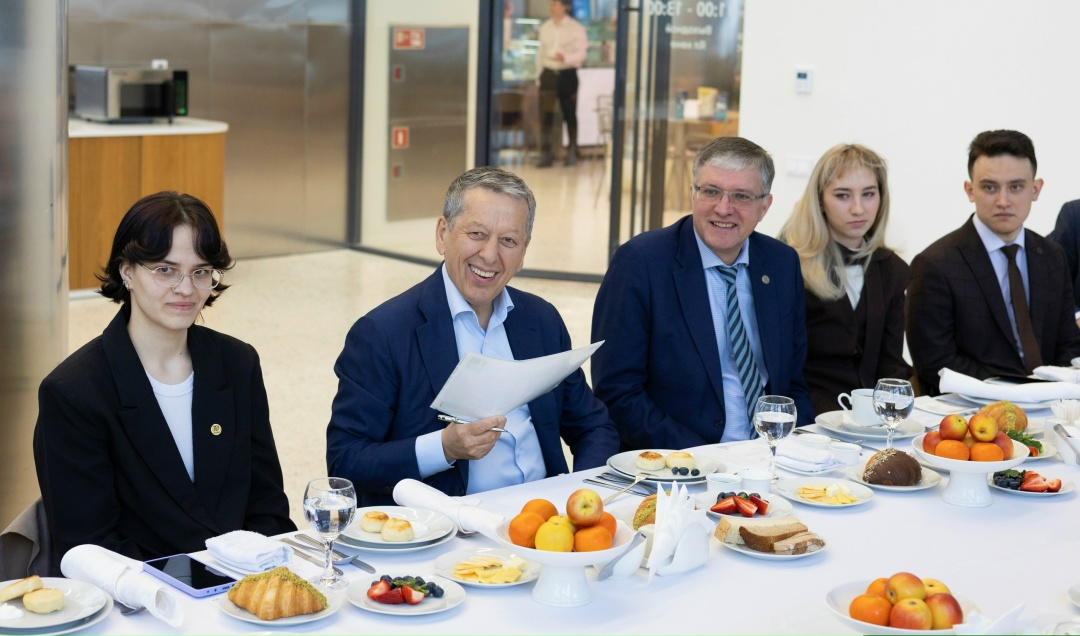 Не мечты, а цели В Высшей школе нефти прошла встреча генерального директора Татнефти Наиля Маганова со студентами Школы экономики и междисциплинарных…