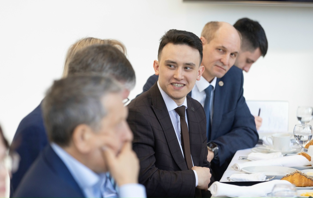 Не мечты, а цели В Высшей школе нефти прошла встреча генерального директора Татнефти Наиля Маганова со студентами Школы экономики и междисциплинарных…