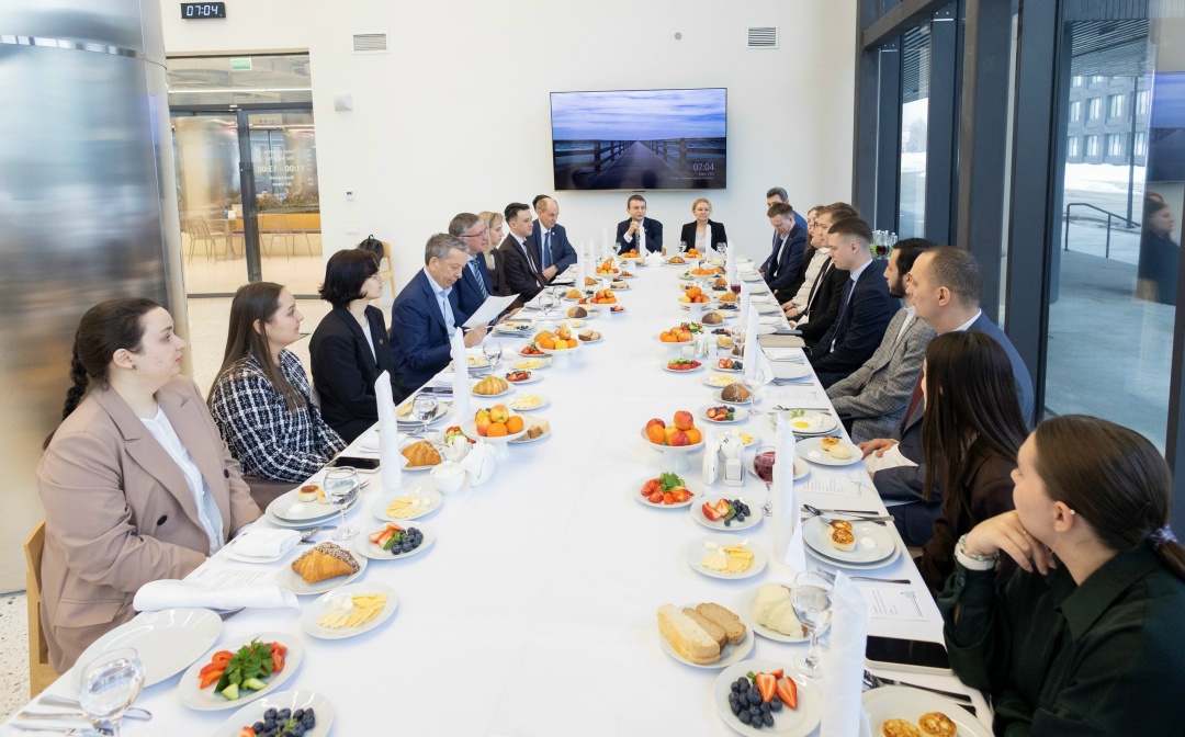 Не мечты, а цели В Высшей школе нефти прошла встреча генерального директора Татнефти Наиля Маганова со студентами Школы экономики и междисциплинарных…