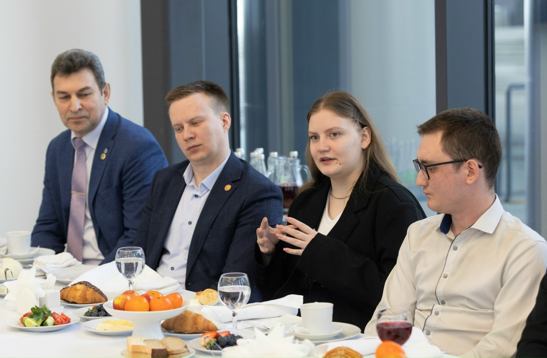 Не мечты, а цели В Высшей школе нефти прошла встреча генерального директора Татнефти Наиля Маганова со студентами Школы экономики и междисциплинарных…