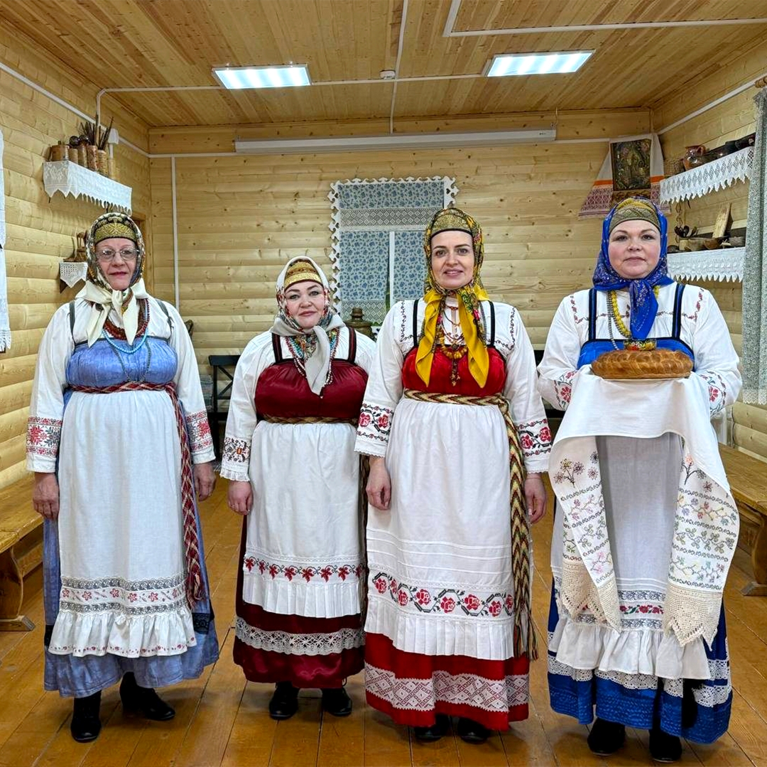 Концерты, кружки, выставки и репетиции — даже в небольших селах культурная жизнь не замирает круглый год. Она объединяет людей в любой сезон и при любой погоде