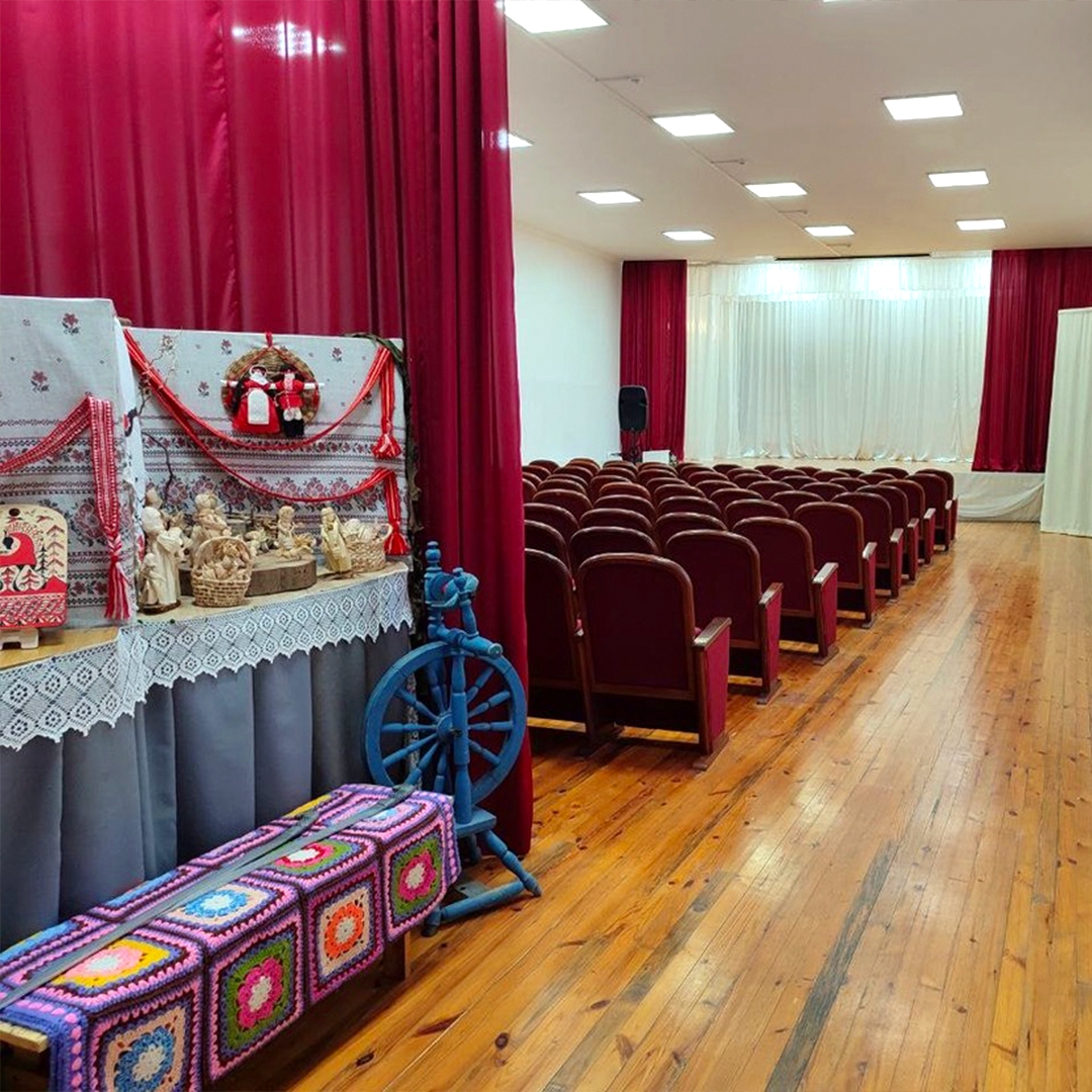 Концерты, кружки, выставки и репетиции — даже в небольших селах культурная жизнь не замирает круглый год. Она объединяет людей в любой сезон и при любой погоде