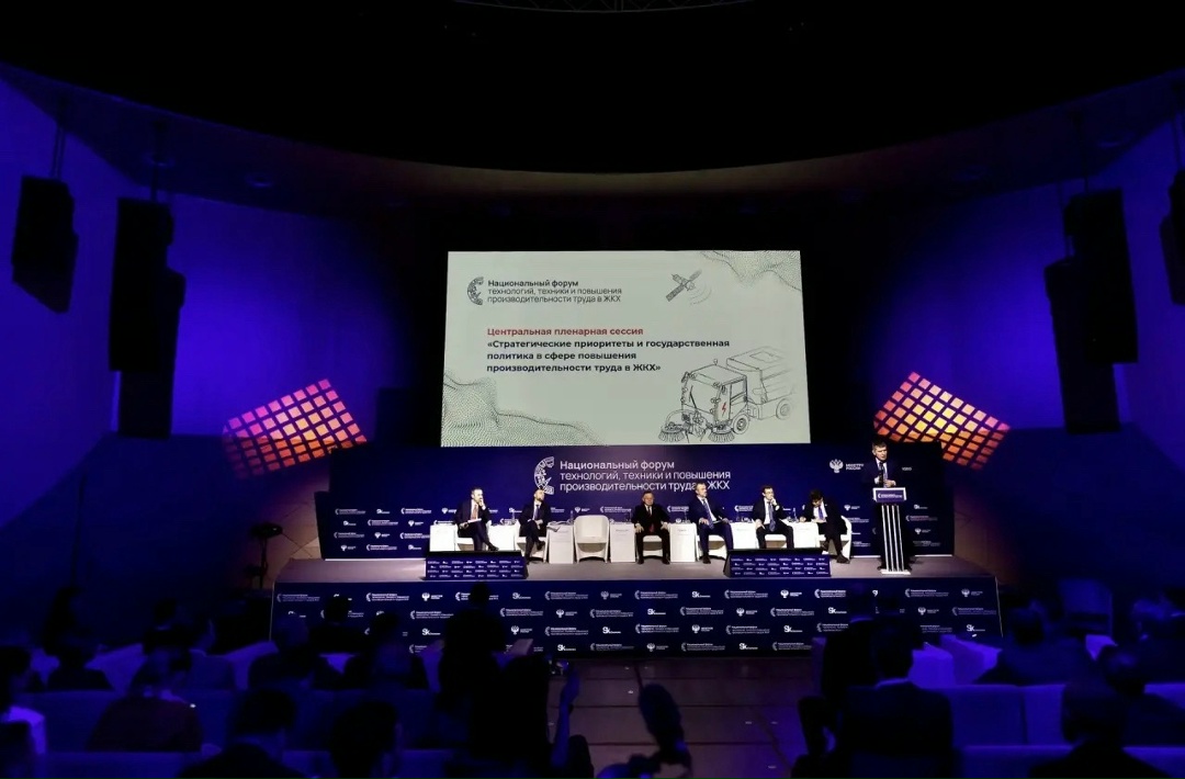 Министр строительства и ЖКХ РФ Ирек Файзуллин выступил на центральной пленарной сессии Национального форума технологий, техники и повышения производительности…