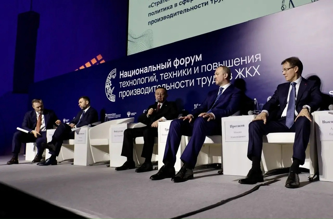 Министр строительства и ЖКХ РФ Ирек Файзуллин выступил на центральной пленарной сессии Национального форума технологий, техники и повышения производительности…