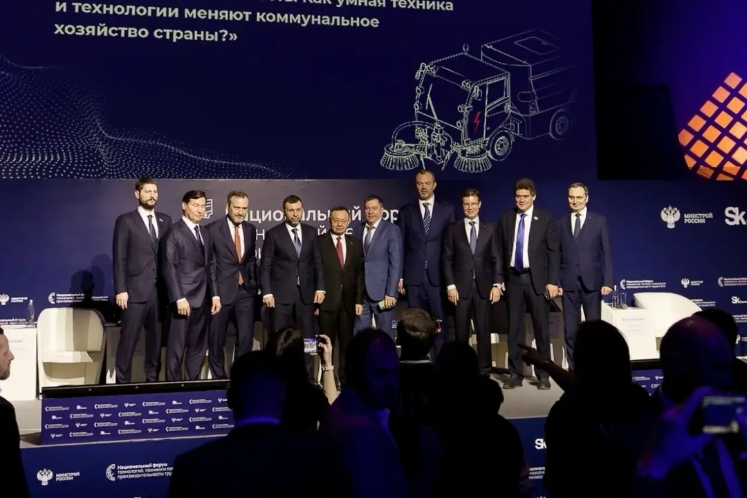 Министр строительства и ЖКХ РФ Ирек Файзуллин выступил на центральной пленарной сессии Национального форума технологий, техники и повышения производительности…