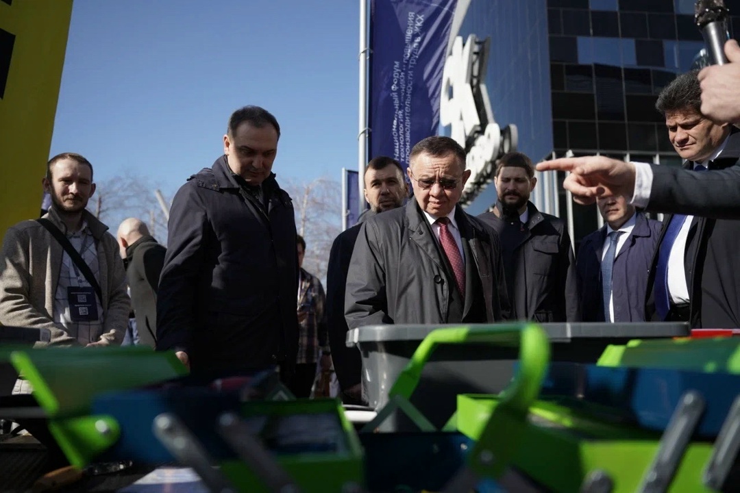 Современную строительную, дорожно-ремонтную и уборочную технику представили производственные организации на выставке Национального форума технологий, техники и…