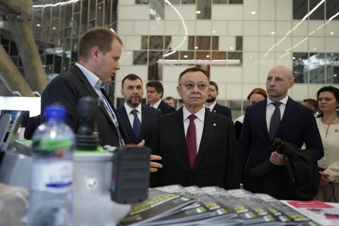 Современную строительную, дорожно-ремонтную и уборочную технику представили производственные организации на выставке Национального форума технологий, техники и…