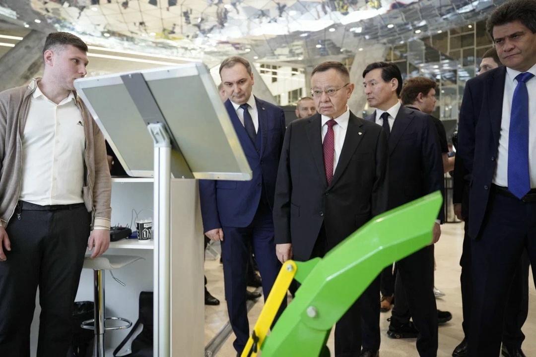 Современную строительную, дорожно-ремонтную и уборочную технику представили производственные организации на выставке Национального форума технологий, техники и…