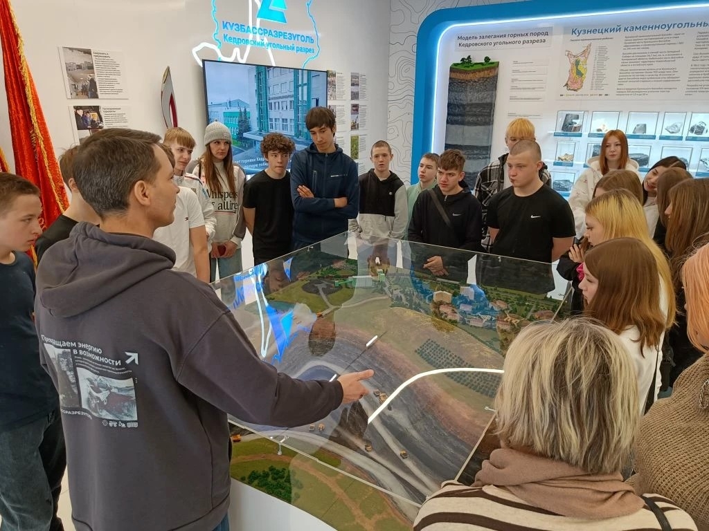 Сибирское управление Ростехнадзора организовало экскурсию на Кедровский угольный разрез для воспитанников детского дома «Доверие».