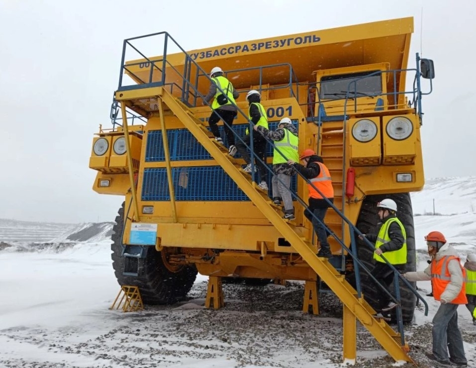 Сибирское управление Ростехнадзора организовало экскурсию на Кедровский угольный разрез для воспитанников детского дома «Доверие».