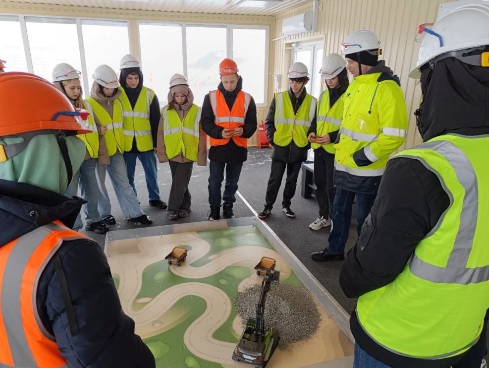 Сибирское управление Ростехнадзора организовало экскурсию на Кедровский угольный разрез для воспитанников детского дома «Доверие».