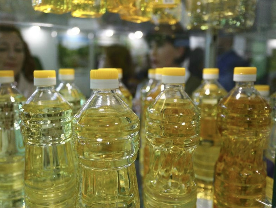 Согласно мониторингу портала OilWorld, стоимость предложений на поставку подсолнечного масла (FOB, порты Черного моря) в апреле за день выросла на $5, до…