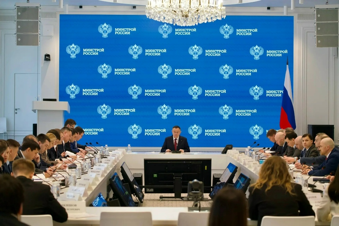 В Минстрое России прошло еженедельное оперативное совещание под председательством Министра строительства и ЖКХ РФ Ирека Файзуллина