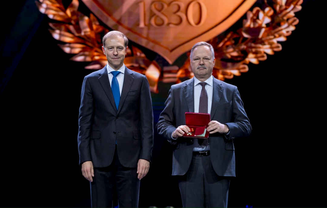 Денис Мантуров вручил орден «За доблестный труд» коллективу МГТУ им. Н.Э.Баумана.