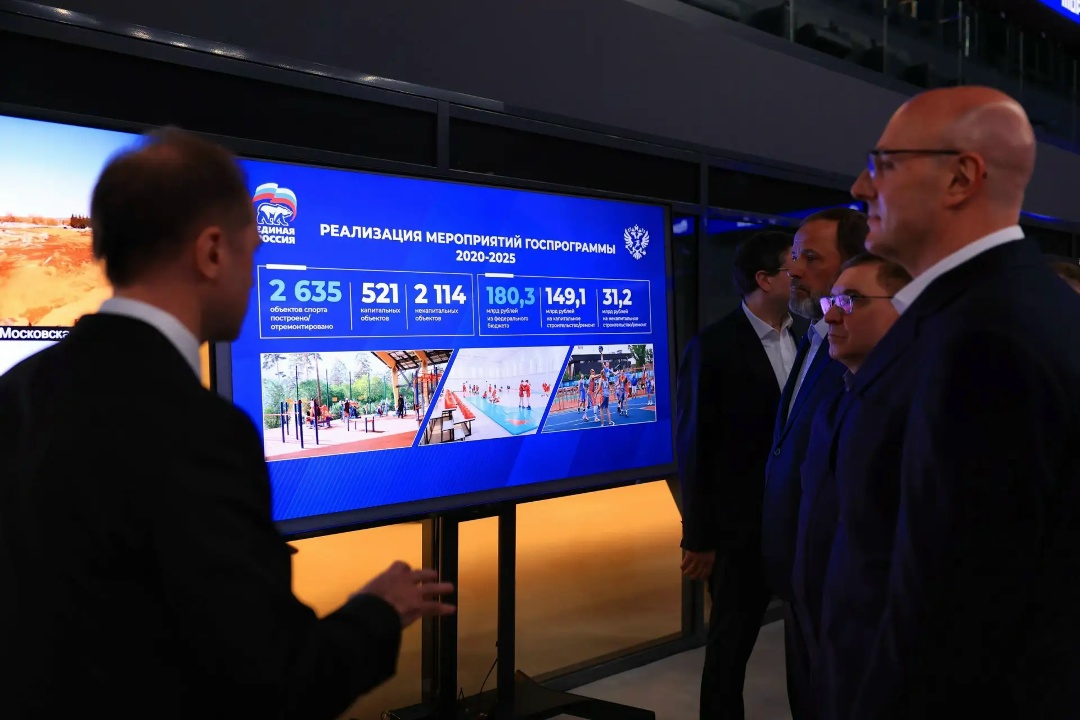 Дмитрий Чернышенко и Владимир Якушев оценили ледовую арену – масштабный спортивный объект по народной программе «Единой России».