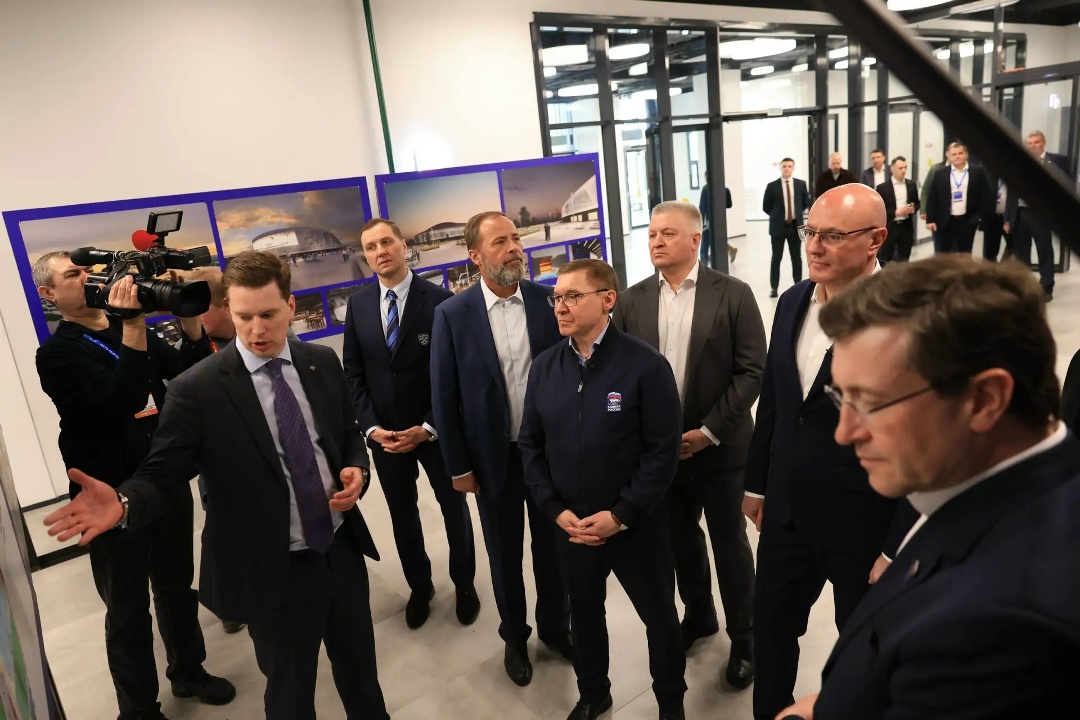 Дмитрий Чернышенко и Владимир Якушев оценили ледовую арену – масштабный спортивный объект по народной программе «Единой России».