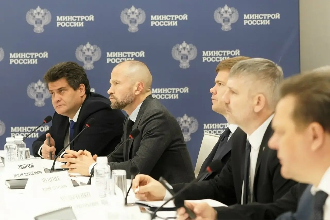 Глава Минстроя России Ирек Файзуллин провел еженедельное совещание с регионами и главными распорядителями бюджетных средств (ГРБС)