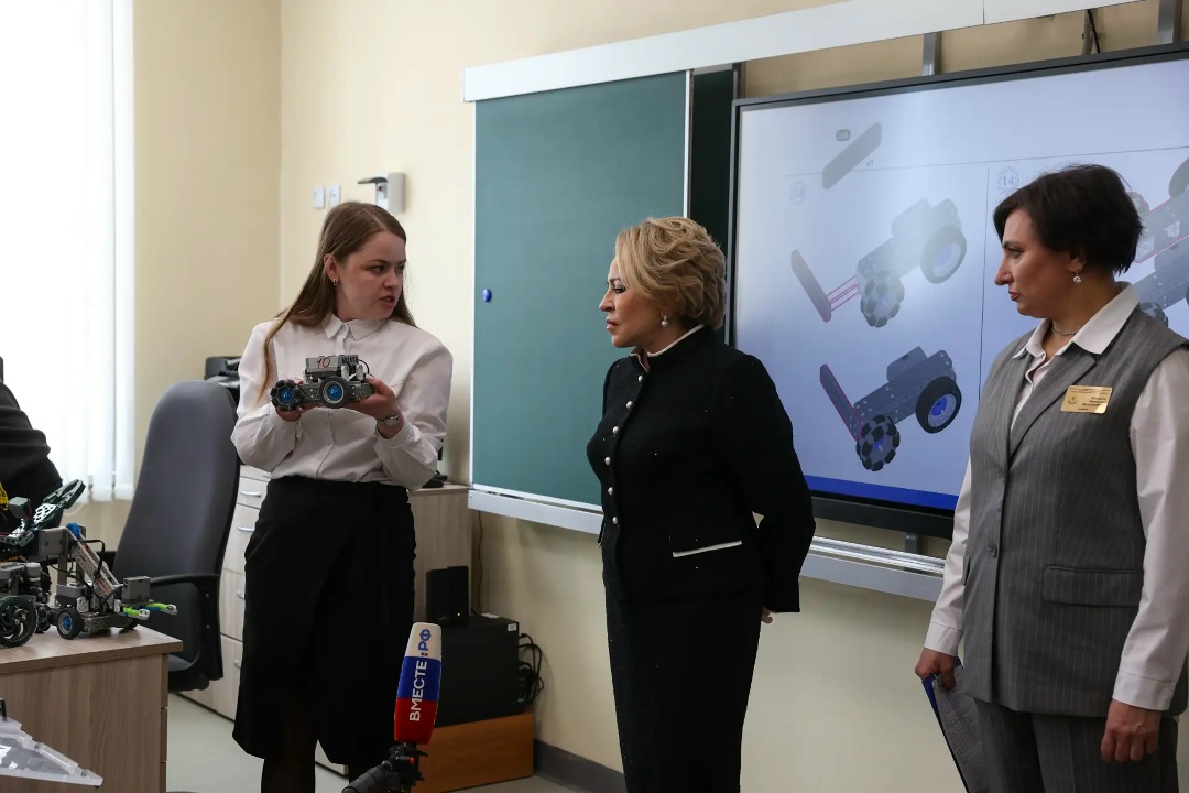 В ходе рабочей поездки в Курганскую область Председатель Совета Федерации Валентина Матвиенко посетила среднюю общеобразовательную школу №52 города Кургана