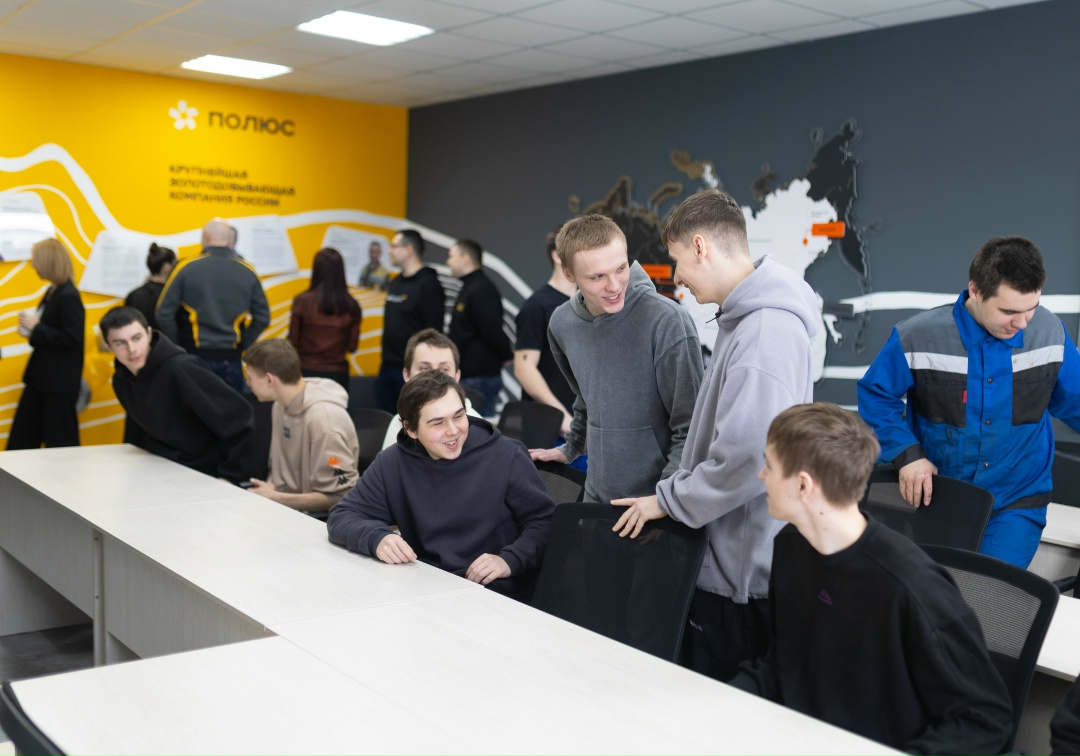 В поселке Стекольный Магаданской области у студентов Горного техникума теперь есть новая аудитория для занятий по техническим и специальным дисциплинам