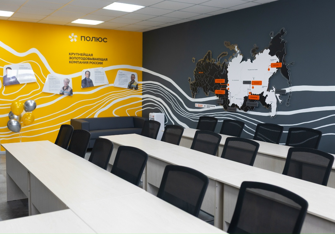 В поселке Стекольный Магаданской области у студентов Горного техникума теперь есть новая аудитория для занятий по техническим и специальным дисциплинам