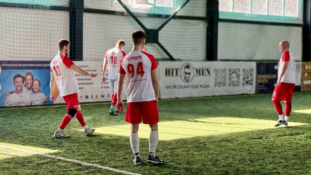 Ноздря в ноздрю идут сборные Мясного бизнеса по футболу из Тамбова и Белгорода. Насыщенный и даже ожесточенный матч ведут команды за звание сильнейших