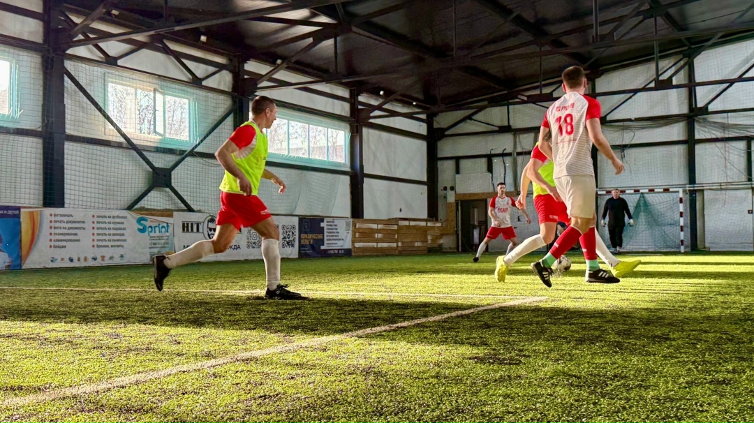 Ноздря в ноздрю идут сборные Мясного бизнеса по футболу из Тамбова и Белгорода. Насыщенный и даже ожесточенный матч ведут команды за звание сильнейших