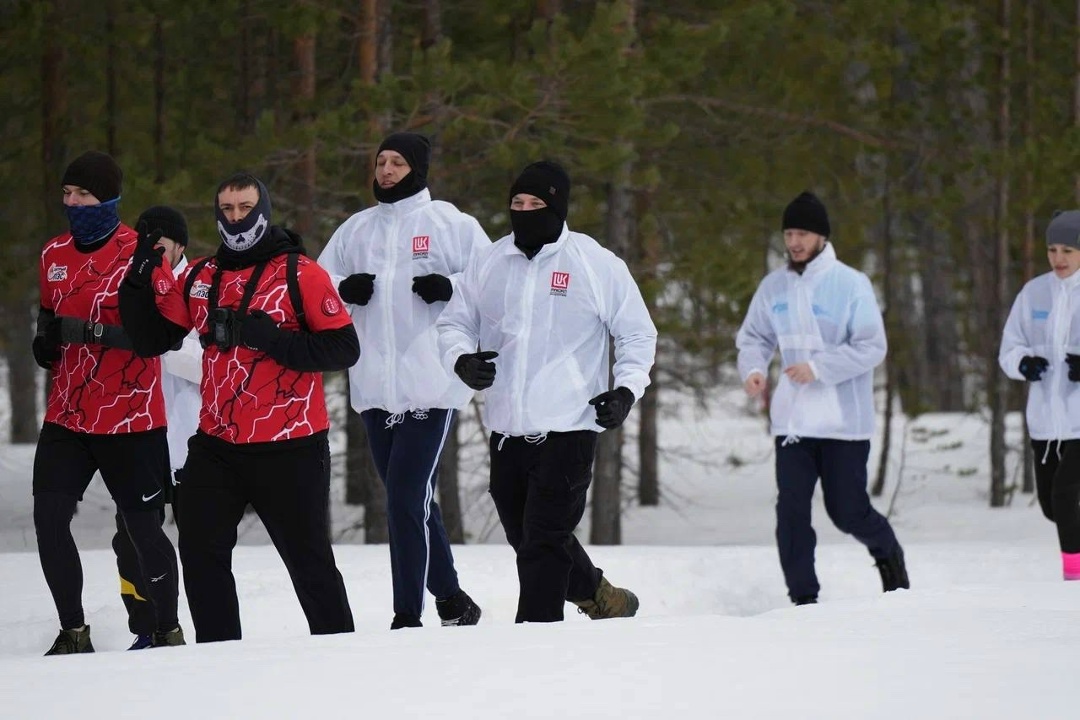 Сталь против холода Команда ЛУКОЙЛа из Западной Сибири первой преодолела самую длинную дистанцию на экстремальном всероссийском забеге «Стальной характер