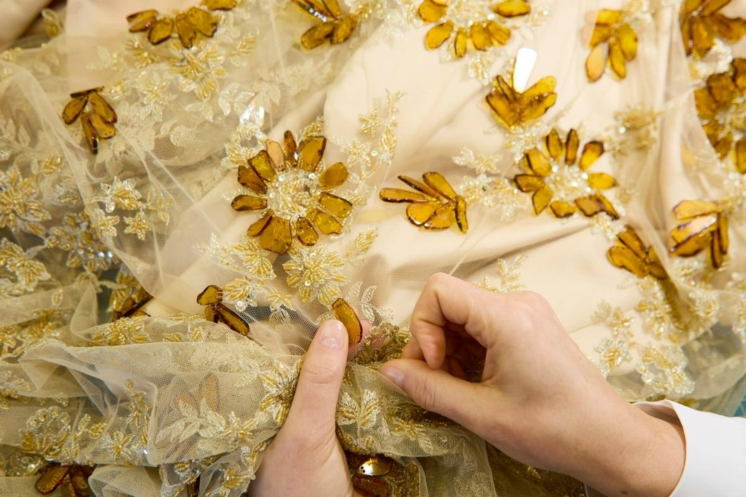 Ростех представил в Китае женскую одежду с янтарем