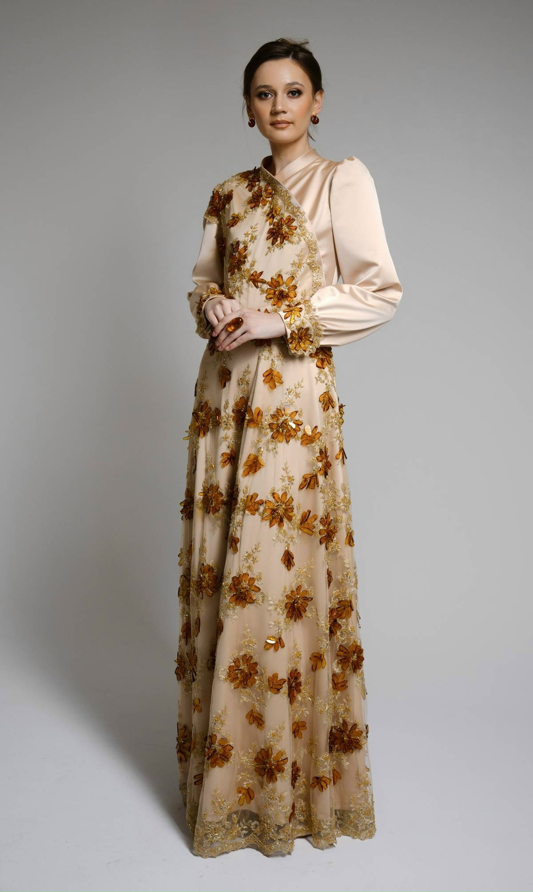 Ростех представил в Китае женскую одежду с янтарем