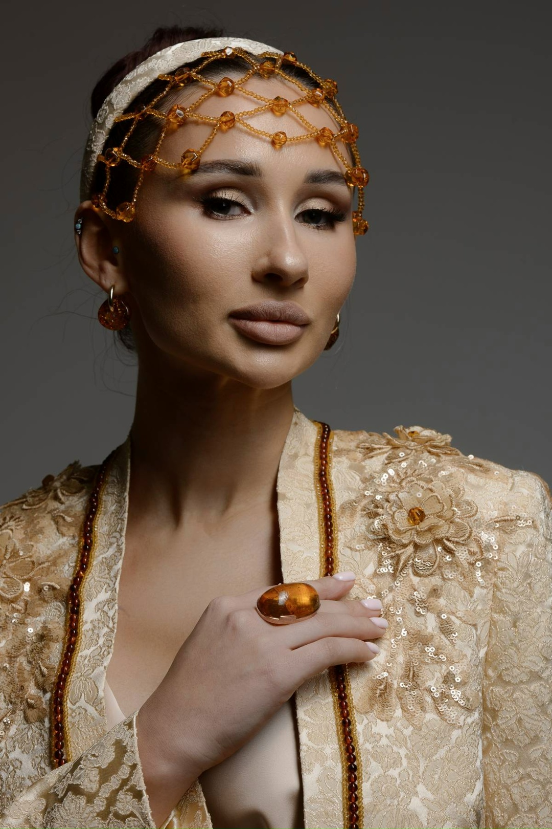 Ростех представил в Китае женскую одежду с янтарем