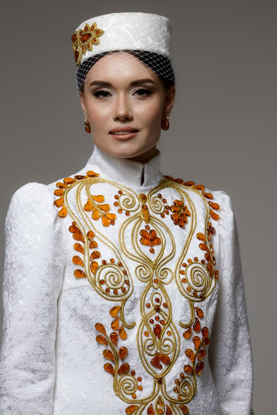 Ростех представил в Китае женскую одежду с янтарем