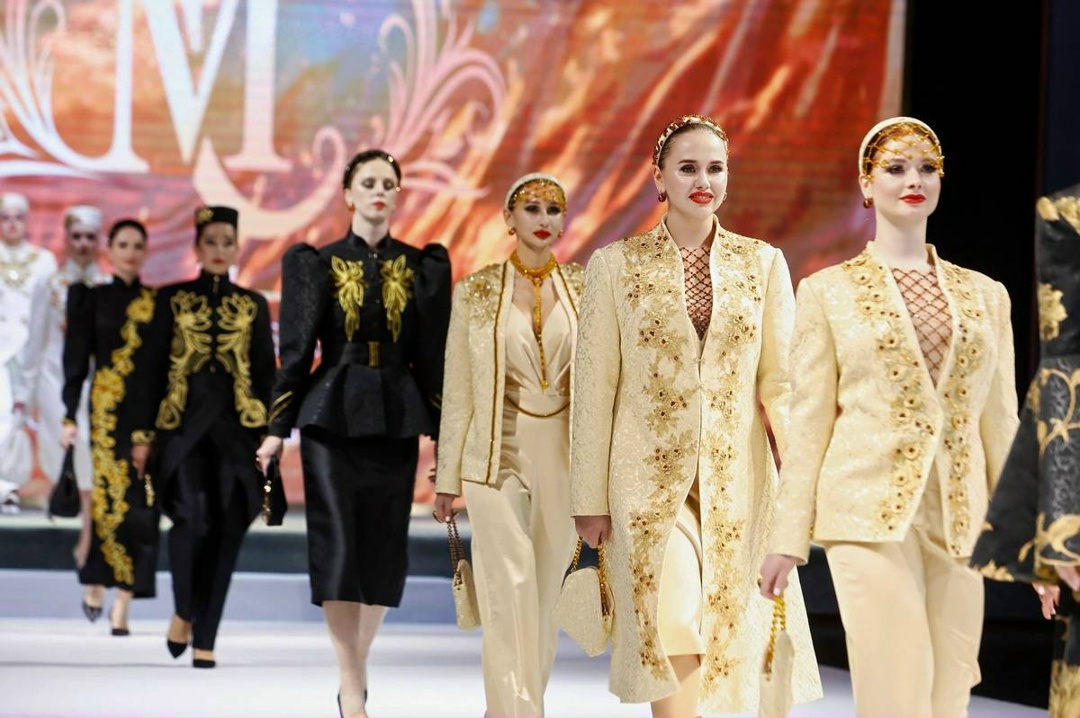 Ростех представил в Китае женскую одежду с янтарем