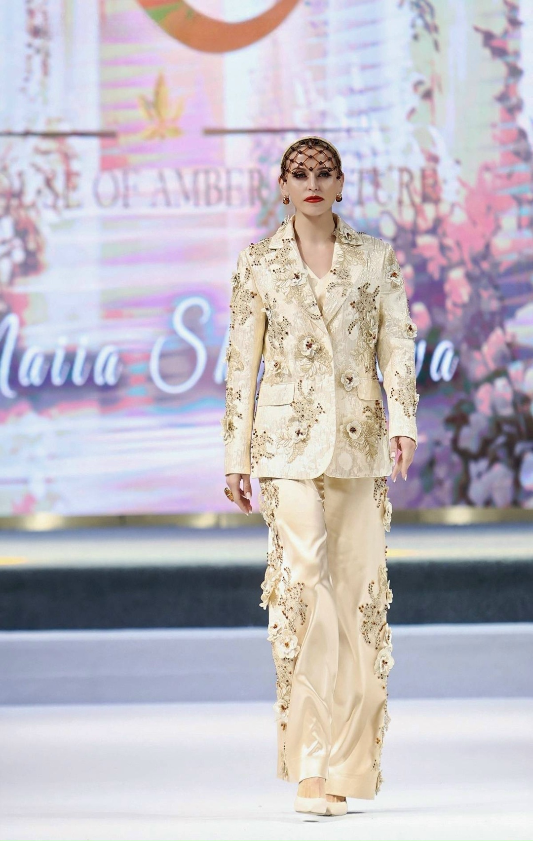 Ростех представил в Китае женскую одежду с янтарем