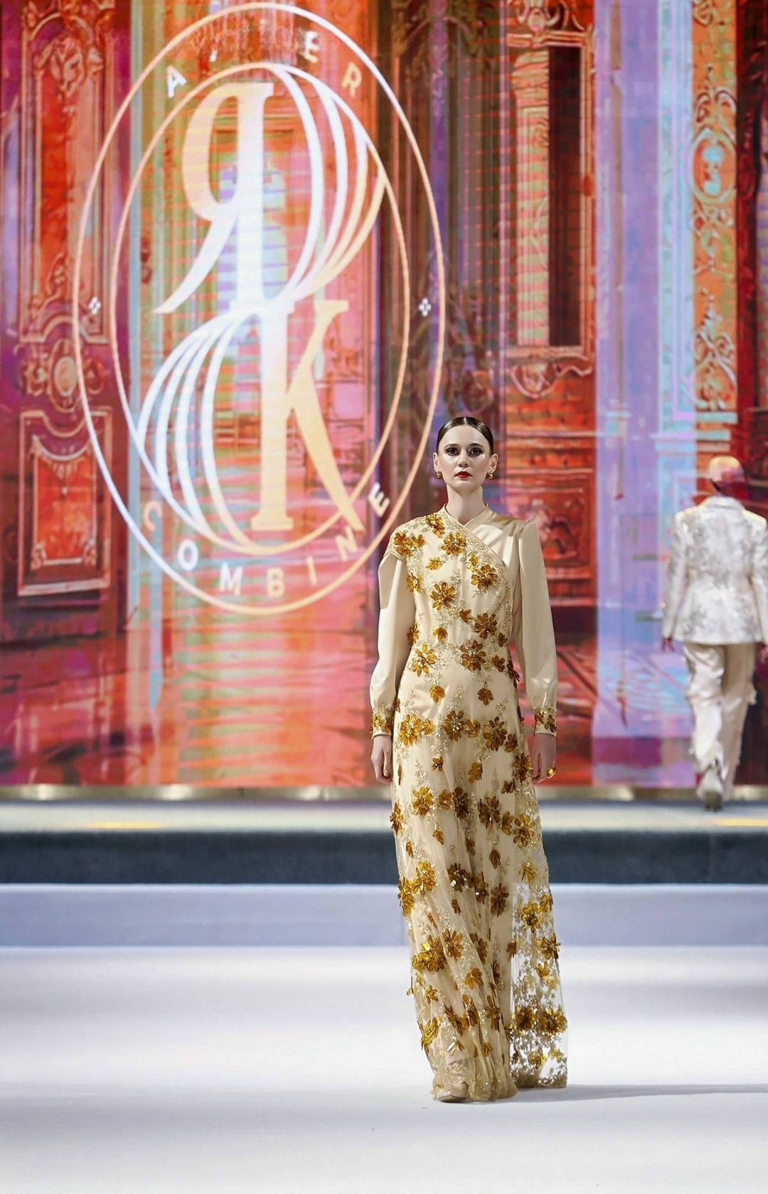 Ростех представил в Китае женскую одежду с янтарем