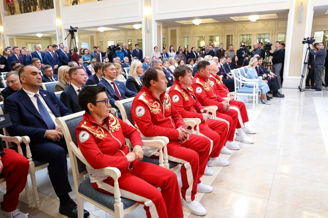 В верхней палате парламента членам паралимпийской сборной России — победителями и призёрами ХIV Паралимпийских зимних игр и их тренерам вручили Благодарности…