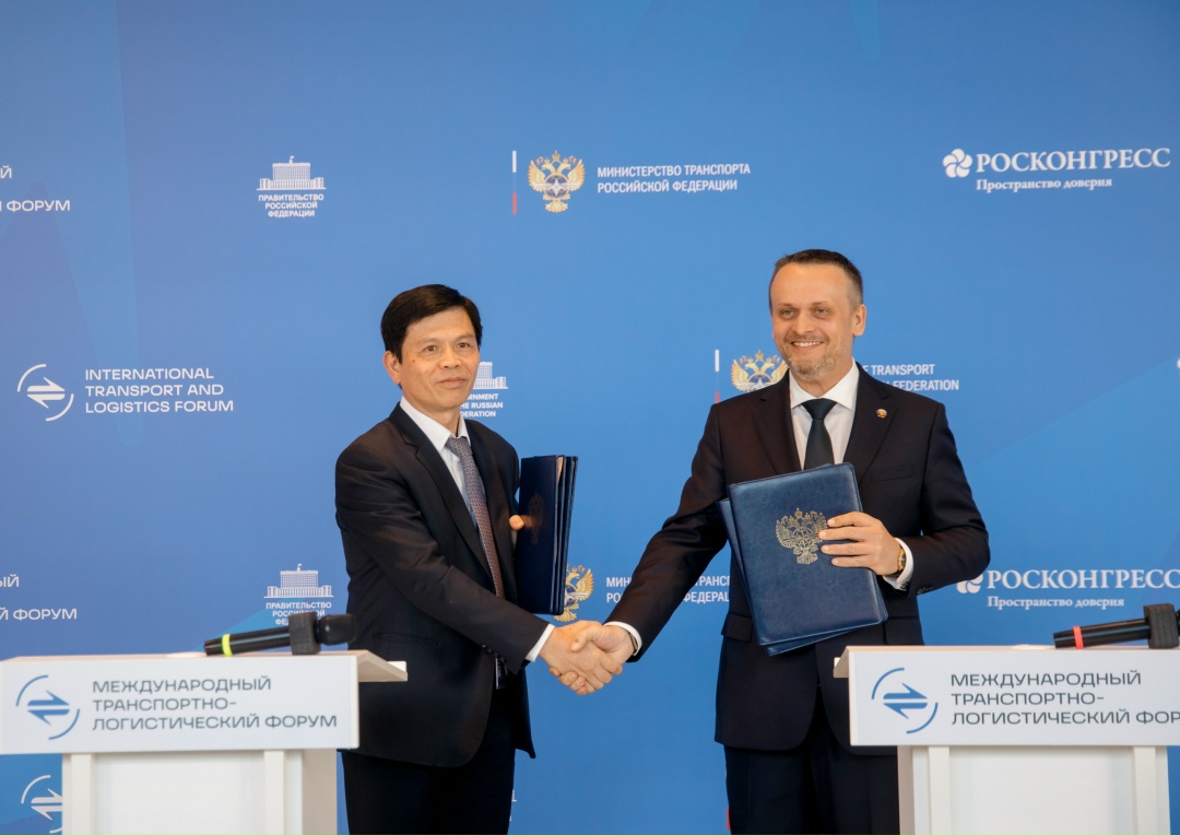 Министр транспорта Андрей Никитин провел серию двусторонних переговоров в первый день Международного транспортно-логистического форума.