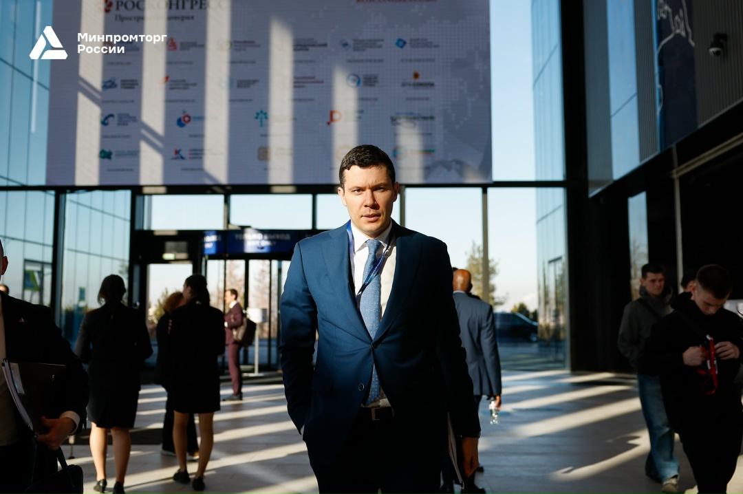 ️Антон Алиханов посетил Международный транспортно-логистический форум