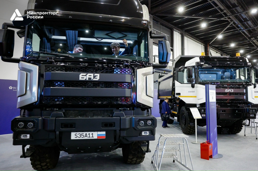 ️Антон Алиханов посетил Международный транспортно-логистический форум