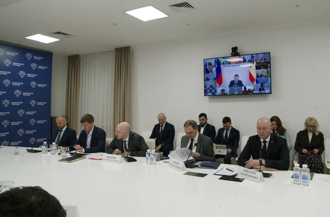 Глава Минстроя России Ирек Файзуллин провел еженедельное совещание с регионами и главными распорядителями бюджетных средств (ГРБС)