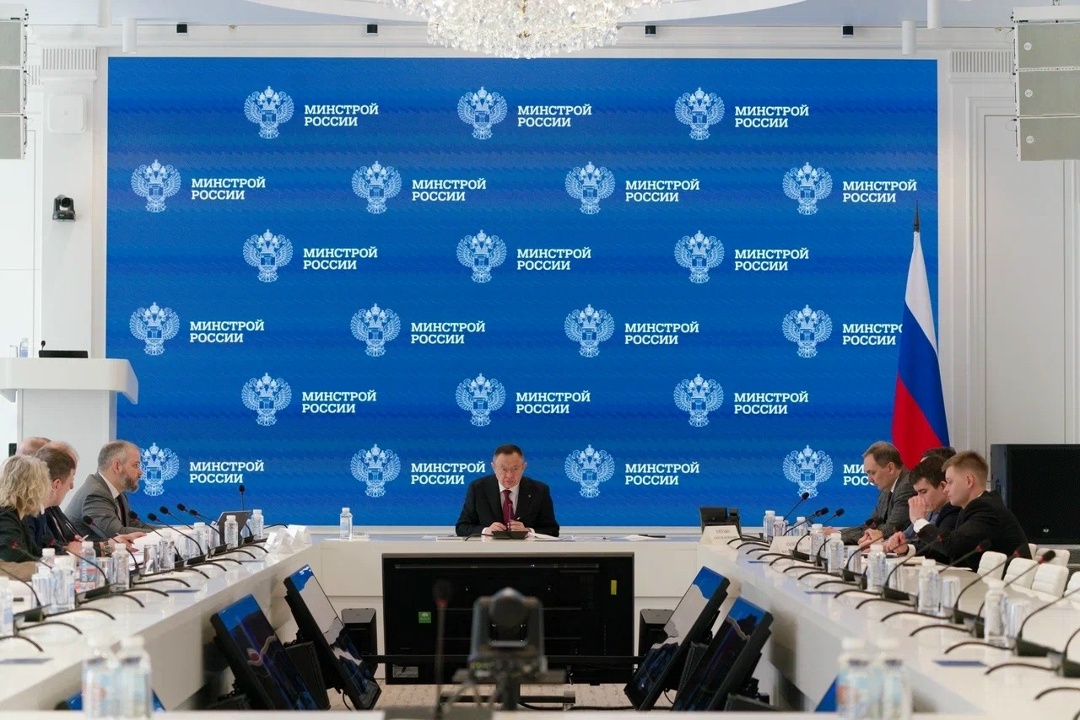 Министр строительства и ЖКХ РФ Ирек Файзуллин и Министр экономического развития РФ Максим Решетников провели совещание по отраслевым программам повышения…