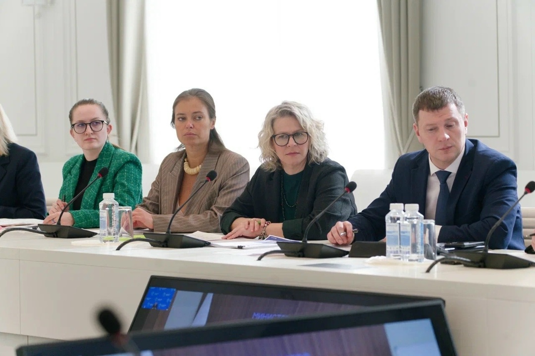 Министр строительства и ЖКХ РФ Ирек Файзуллин и Министр экономического развития РФ Максим Решетников провели совещание по отраслевым программам повышения…